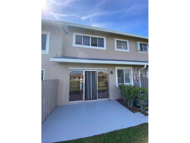 PRIME LOCATION IN A GATED COMMUNITY! THIS BEAUTIFUL TOWNHOME - photo 3