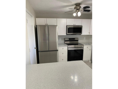 PRIME LOCATION IN A GATED COMMUNITY! THIS BEAUTIFUL TOWNHOME - photo 4