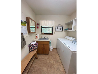 This cozy bungalow, with 1 bedroom and 1 bathroom, has a perfect - photo 12
