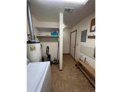 This cozy bungalow, with 1 bedroom and 1 bathroom, has a perfect - photo 14