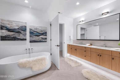 This exceptionally rare single-level residence offers 5 bedrooms - photo 18