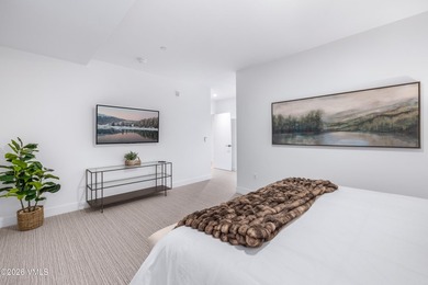 This exceptionally rare single-level residence offers 5 bedrooms - photo 21