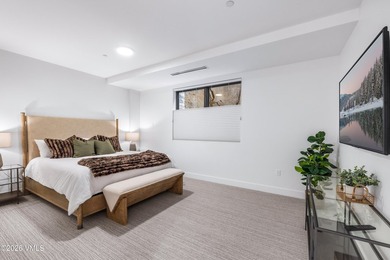 This exceptionally rare single-level residence offers 5 bedrooms - photo 22