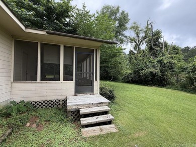 This cozy bungalow, with 1 bedroom and 1 bathroom, has a perfect - photo 23