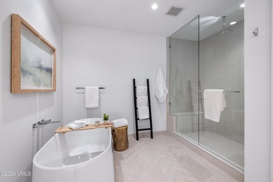 This exceptionally rare single-level residence offers 5 bedrooms - photo 23
