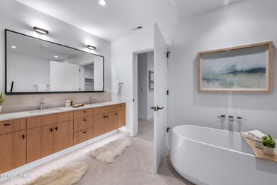 This exceptionally rare single-level residence offers 5 bedrooms - photo 24