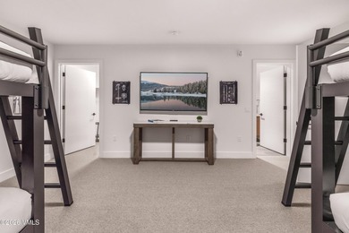 This exceptionally rare single-level residence offers 5 bedrooms - photo 29
