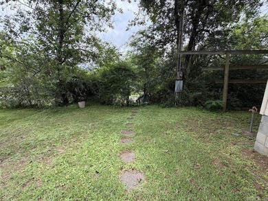 This cozy bungalow, with 1 bedroom and 1 bathroom, has a perfect - photo 36