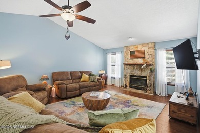 Spacious 3-bedroom, 2-bath home with a 2-car garage on a large - photo 7