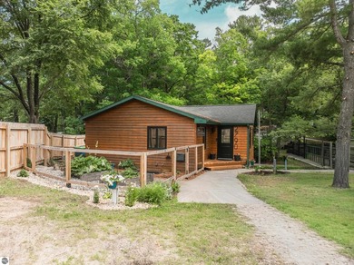 This meticulously maintained 2 bed, 2 bath home is a gem! - photo 1