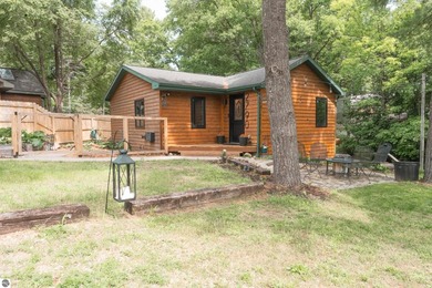This meticulously maintained 2 bed, 2 bath home is a gem! - photo 2