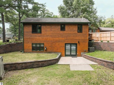 This meticulously maintained 2 bed, 2 bath home is a gem! - photo 3
