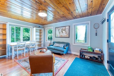 This meticulously maintained 2 bed, 2 bath home is a gem! - photo 4