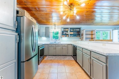 This meticulously maintained 2 bed, 2 bath home is a gem! - photo 5