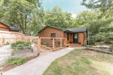 This meticulously maintained 2 bed, 2 bath home is a gem! - photo 8