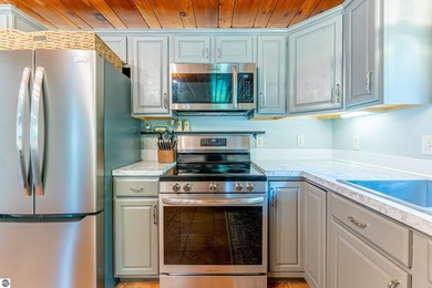 This meticulously maintained 2 bed, 2 bath home is a gem! - photo 9