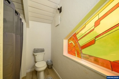 Located on a quiet cul-de-sac in a desirable community, this