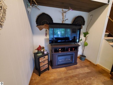 LAKE ST HELEN!! Beautiful 3-bedroom, 2 bath chalet home on two - photo 7