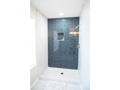 ALERT!! A NEW EVEN LOWER PRICE AND A NEW ROOF! Lovely, renovated - photo 7