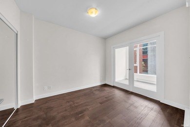 RARE 1 BED+ DEN+ FLEX in highly sought-after 'SOCIAL' in Mount - photo 16