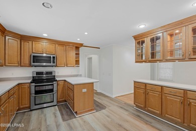 Welcome to 11 Redwood Lane on desirable Lady's Island! Situated - photo 17