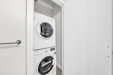 RARE 1 BED+ DEN+ FLEX in highly sought-after 'SOCIAL' in Mount - photo 26