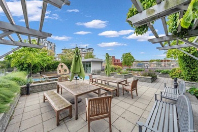 RARE 1 BED+ DEN+ FLEX in highly sought-after 'SOCIAL' in Mount - photo 35