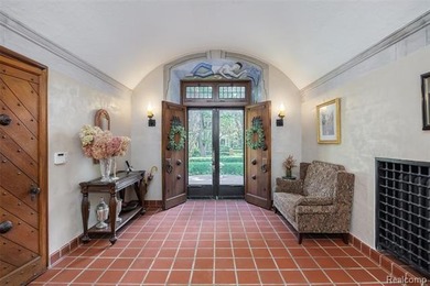 Built in 1927 during Detroit's Golden Age, 189 Cloverly reflects - photo 5