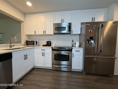 3BR/3BA corner-unit condo in desirable Mandarin! Features a - photo 1