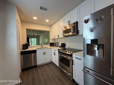 3BR/3BA corner-unit condo in desirable Mandarin! Features a - photo 2