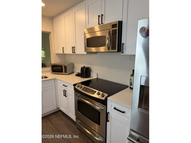 3BR/3BA corner-unit condo in desirable Mandarin! Features a - photo 3
