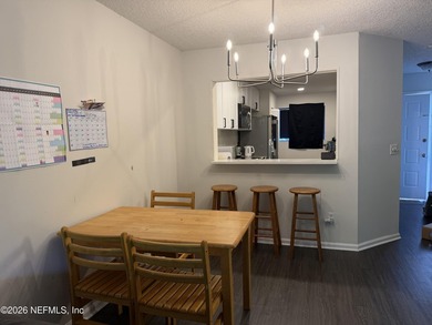 3BR/3BA corner-unit condo in desirable Mandarin! Features a - photo 4