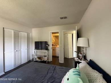 3BR/3BA corner-unit condo in desirable Mandarin! Features a - photo 7