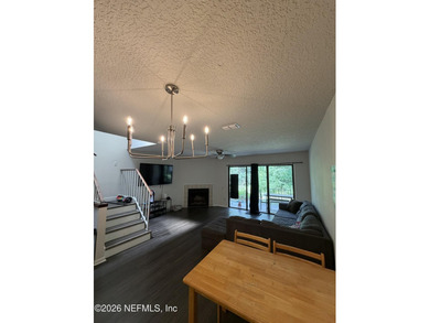 3BR/3BA corner-unit condo in desirable Mandarin! Features a - photo 10