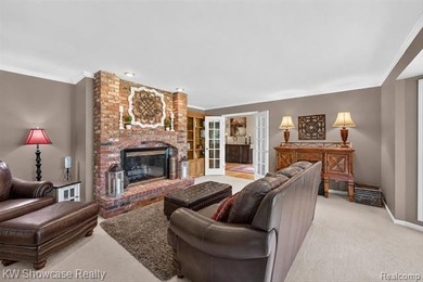 Experience a blend of luxury & tranquility in this magnificent - photo 9