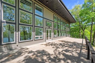 Exceptional private lakefront estate on 300' of accessible - photo 2