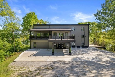 Exceptional private lakefront estate on 300' of accessible - photo 8