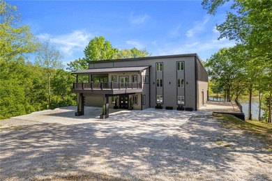 Exceptional private lakefront estate on 300' of accessible - photo 9