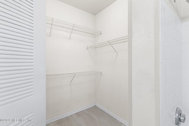Clean, roomy, smart 1st floor layout, with good natural light - photo 10