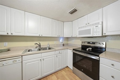 Furnished Top Floor unit just a stones throw away from the pool - photo 8