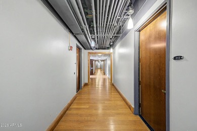 Beautifully renovated 1 bedroom/2 bathroom unit (2 underground - photo 4