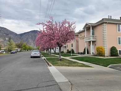 Beautiful top floor unit with vaulted ceilings. Close to - photo 2