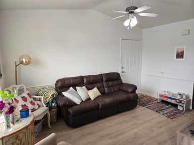 Beautiful top floor unit with vaulted ceilings. Close to - photo 3