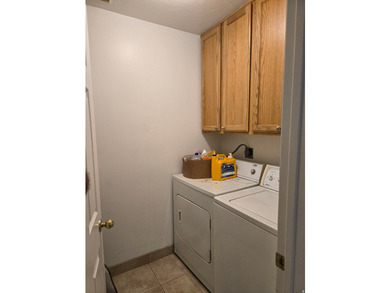 Beautiful top floor unit with vaulted ceilings. Close to - photo 5