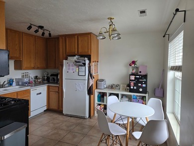 Beautiful top floor unit with vaulted ceilings. Close to - photo 6