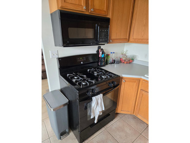Beautiful top floor unit with vaulted ceilings. Close to - photo 7