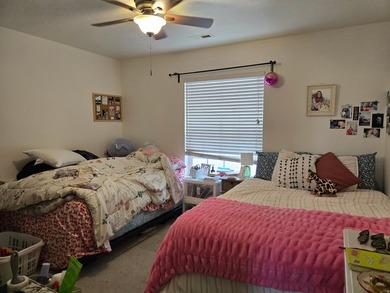 Beautiful top floor unit with vaulted ceilings. Close to - photo 8