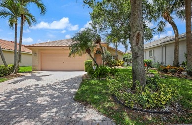 Real little gem in Valencia Isles! Move in condition with - photo 2