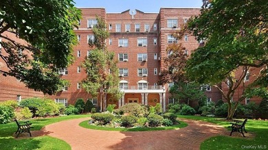 FOREST HILLS SOUTH Very sunny & spacious, 1 Bedroom / 1 Bathroom - photo 1