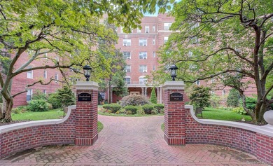 FOREST HILLS SOUTH Very sunny & spacious, 1 Bedroom / 1 Bathroom - photo 2